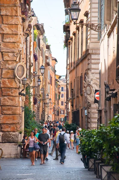 Roma Agosto Rua Comercial Estreita Turistas Vão Compras Agosto 2013 — Fotografia de Stock