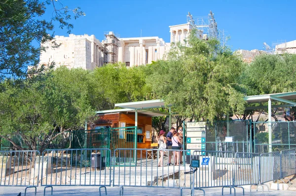 Atenas Agosto Entrada Principal Para Acrópole Atenas Turistas Comprar Bilhetes — Fotografia de Stock