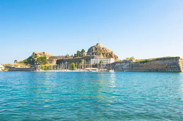 Corfu eski kale denizden Yunanistan görülen uzaktan.