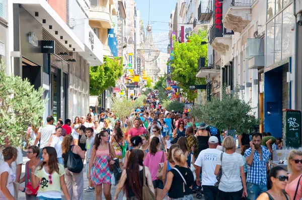 Atina, Yunanistan - 03 Ağustos 2013: Ermou Caddesi öğle sırasında insan kalabalığı alışverişe 3 Ağustos 2013 Atina, Yunanistan.