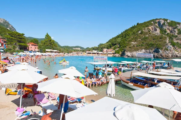 Corfu Grecia Agosto Palaiokastritsa Spiaggia Con Piena Gente Prendere Sole — Foto Stock