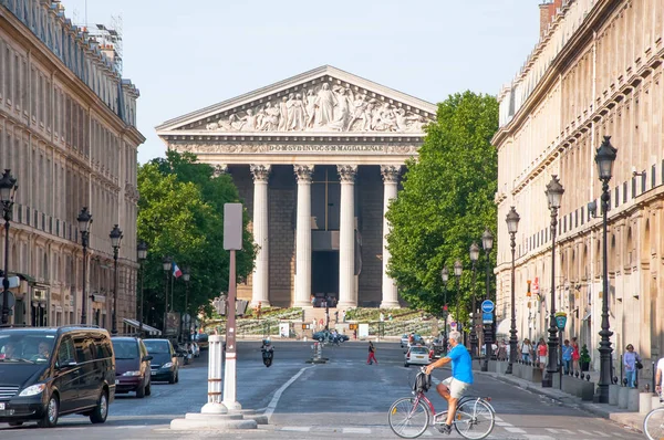 月の距離でパリ マドレーヌ パリの 2013 フランス マドレーヌは パリの 区で圧倒的な位置を占めるローマ カトリック教会 — ストック写真