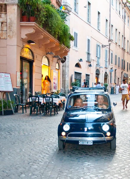 Roma Ağustos Vintage Araba Ağustos Sokakta Dar Sokak Insanlar Üzerinde — Stok fotoğraf