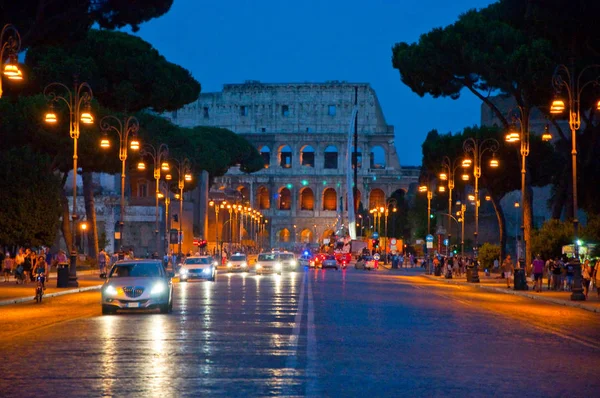 Řím Srpen Koloseum Noci Provoz Ulici Srpna 2013 Římě Itálie — Stock fotografie