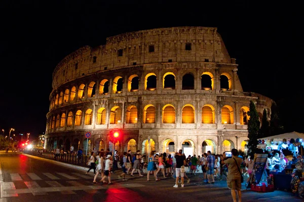 Roma Agosto Coliseo Iluminado Por Noche Multitud Turistas Hacen Turismo —  Fotos de Stock