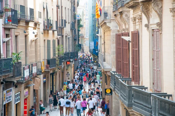 Barcelona July Gothic Quarter Midday Crowd Tourists Shopping July 2012 — стоковое фото