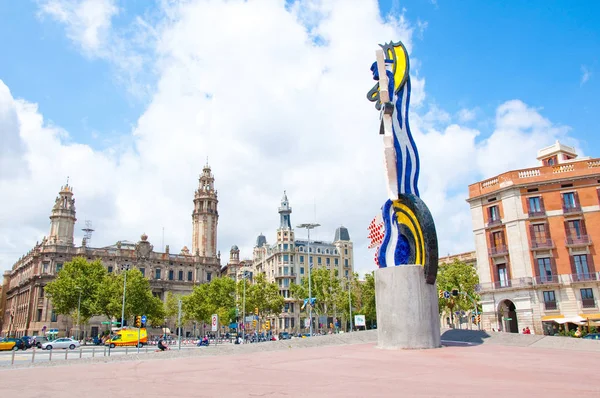 Barcelona gate og Cara de Barcelona, telegrafen er synlig i avstanden til venstre i Barcelona, Catalonia, Spania . – stockfoto