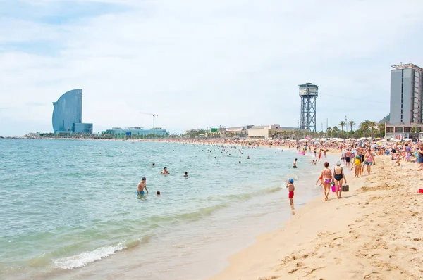 Barcelona, İspanya-Temmuz 22: Barceloneta plaj, yerli halk ve turistler güneşlenmek 22 Temmuz 2012 tarihinde Barcelona, Katalonya, İspanya.