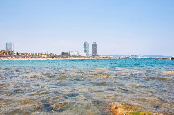 Barceloneta Seacoast Olimpiai Falu Látható Háttérben Barcelona Katalónia Spanyolország — Stock Fotó