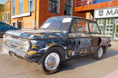 Moskova, Rusya-Mayıs 01: Retro araç (Zaz veya Zaporozhets) Flacon tasarım fabrika üzerinde 01 Mayıs 2017. Flacon tasarım fabrikası bir yaratıcı tasarım stüdyoları, zanaat atölyeleri, moda mağazaları kümesidir.