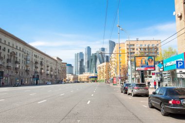Moskova, Rusya-Mayıs 01, 2017: Bolshaya Dorogomilovskaya Street uluslararası finans bölgesi olarak adlandırılan Moscow City öğle ile yeni yüksek katlı sırasında olabilir 01,2017 Moskova, Rusya.