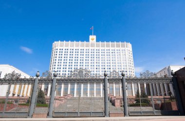 Moskova, Rusya-Mayıs 01,2017: Rus Beyaz Saray öğle üzerinde 01 Mayıs 2017 sırasında. Beyaz Saray Krasnopresnenskaya dolgu üzerinde bulunan bir hükümet binadır.