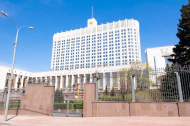 Moskova, Rusya-Mayıs 01,2017: Rusya Federasyonu veya 01 Mayıs 2017 Beyaz Saray'da hükümeti evi. Beyaz Saray Krasnopresnenskaya setin bir hükümet olduğunu.