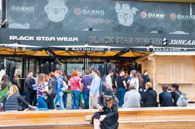  Black Star Burger Restoran yeni Arbat Caddesi üzerinde bir sıraya gir insanlar. 