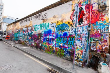  Ünlü Tsoi duvara Stary Arbat dolu graffito Moskova, Rusya.