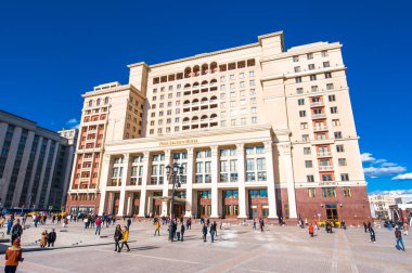  Gün ortasında sırasında modacı meydanında Four Seasons Hotel, turist sighseeing, Moskova, Rusya gidin..
