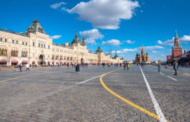 Moskova-Mart 23: kırmızı kare mesafe, Kremlin öğle sırasında sağ Aziz Basil Katedrali ile insanlar gezi gidin.