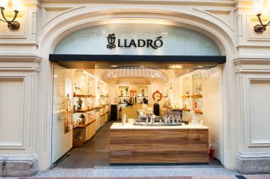 Lladro mağaza vitrin içinde sakız (ana evrensel deposu), Moskova, Rusya üzerinde figürler setleri ile.