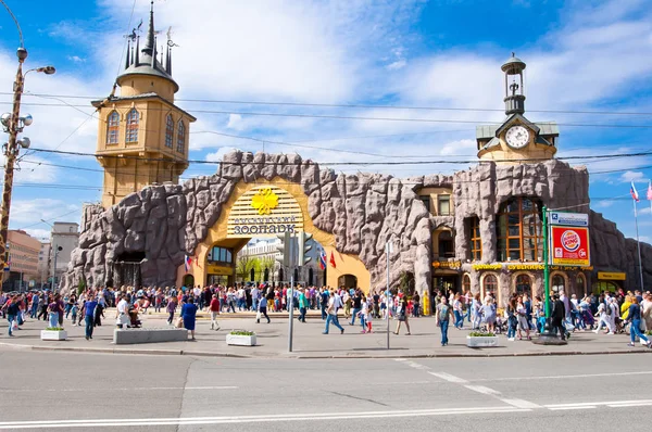 Moskova hayvanat bahçesi ana giriş sırasında öğle kalabalığın Moskova gezi gitmek.