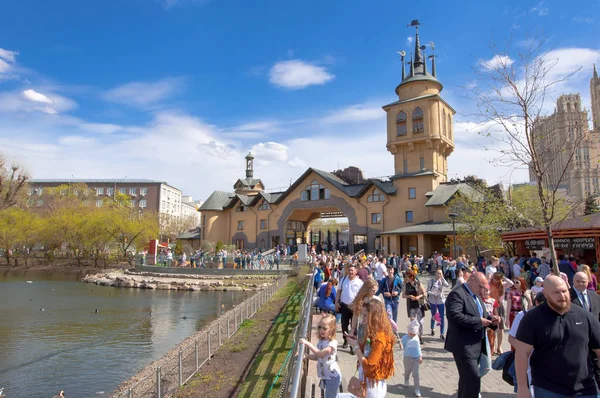 Folle di locali e turisti vanno a visitare lo zoo di Mosca a Mosca . — Foto Stock