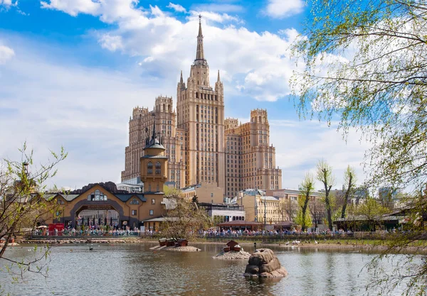 Moscow zoo and the Kudrinskaya Square Building  by Mikhail Posokhin and Ashot Mndoyants in the distance. — Stock Photo, Image