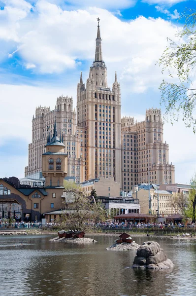 Vista do Kudrinskaya Square Building do zoológico de Moscou durante o meio-dia em Moscou . — Fotografia de Stock