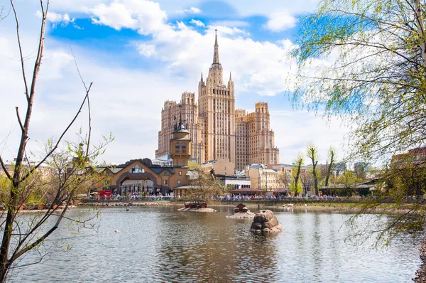 Jardim zoológico de Moscou e o Kudrinskaya Square Building à distância, os turistas vão passear em Moscou . — Fotografia de Stock