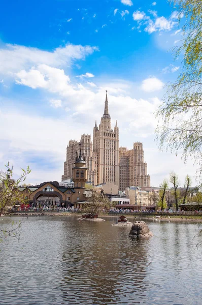 Vista del edificio de la plaza Kudrinskaya vista desde el zoológico durante el mediodía . —  Fotos de Stock