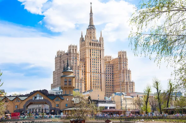 O Edifício Kudrinskaya Square visto do zoológico de Moscou . — Fotografia de Stock