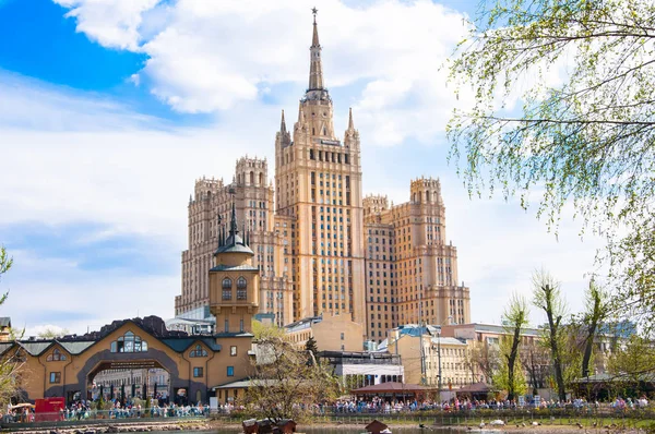 O Edifício Kudrinskaya Square visto do zoológico de Moscou em Moscou . — Fotografia de Stock