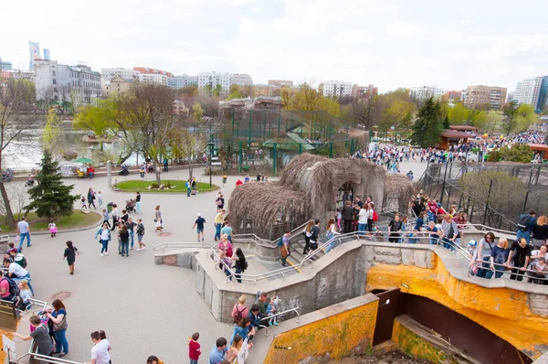 Moskova hayvanat bahçesi kalabalık halkı ve turistlerin Moskova gezi gidin. — Stok fotoğraf
