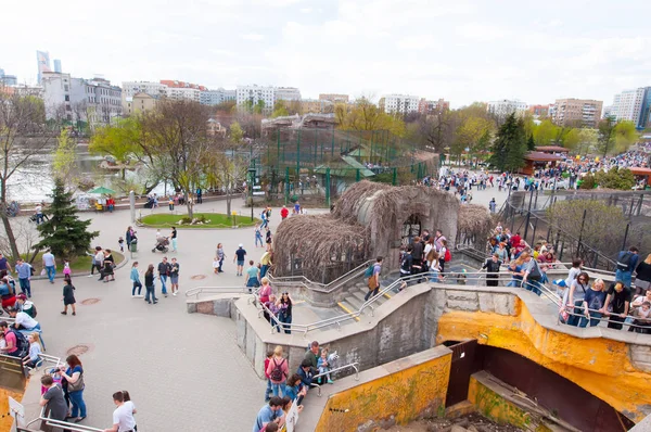 Gün ortasında sırasında Moskova Hayvanat Bahçesi, insan kalabalığı Moskova gezi gitmek. — Stok fotoğraf