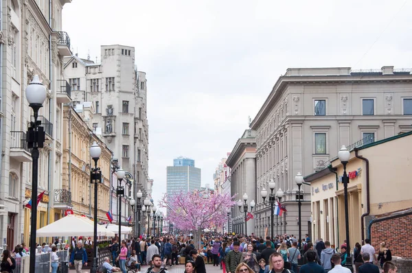 Teljes a turisták a moszkvai Arbat Street. — Stock Fotó