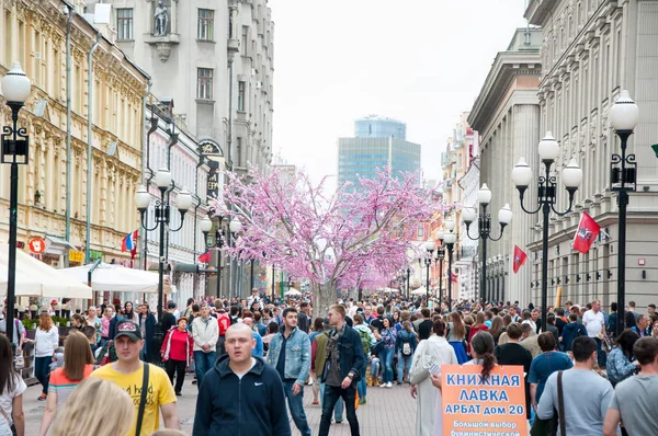 Arbat Avenue tijdens de middag, mensen gaan winkelen in Moskou. — Stockfoto