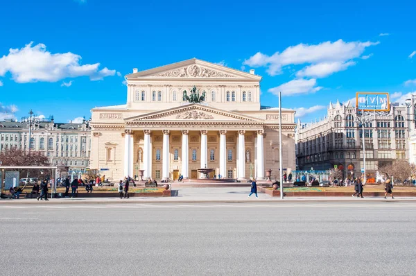 Das Bolschoi-Theater auf dem Teatralnaja-Platz während der Mittagszeit, Touristenmassen machen Sightseeing. — Stockfoto