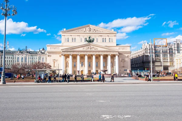 The Bolshoi Theatre on Teatralnaya Square during the midday, crowd of people go sightseeing in Moscow, Russia. — Stock Photo, Image