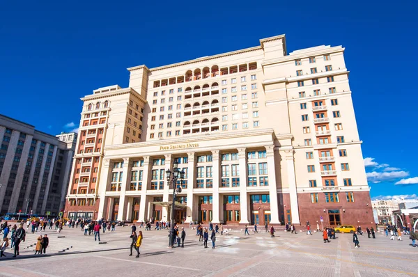 Four Seasons Hotel durante el mediodía, los turistas van de turismo en Moscú, Rusia . —  Fotos de Stock