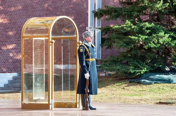 Guardia d'onore russa alla Tomba del Milite Ignoto nel Giardino Alexander durante il mezzogiorno a Mosca, Russia . — Foto Stock