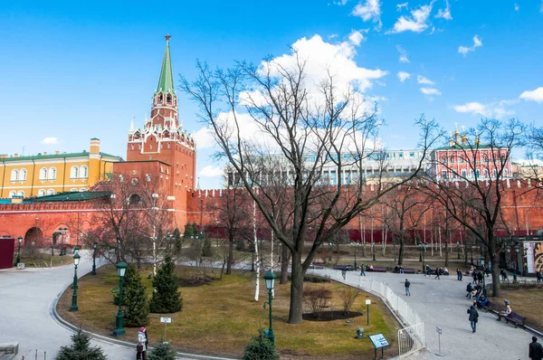 Alexander Garden con la pared del Kremlin durante el mediodía, la gente va a hacer turismo en Moscú, Rusia . —  Fotos de Stock