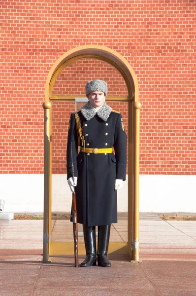 Ryska Honnörsvakt på thetomb den okände soldatens grav i Alexander Garden i Moskva, Ryssland. — Stockfoto