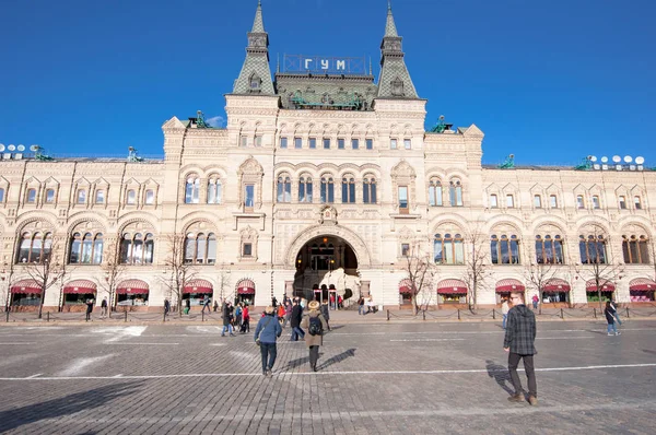 Moskou, Rusland-maart 23,2017: GOM (belangrijkste universele winkel) op het Rode plein, mensen gaan winkelen op maart 23,2017 in Moskou. — Stockfoto