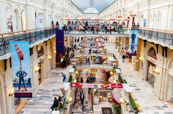 The Detsky Mir (Children's World) department store full of customers in Moscow, Russia. — Stock Photo, Image