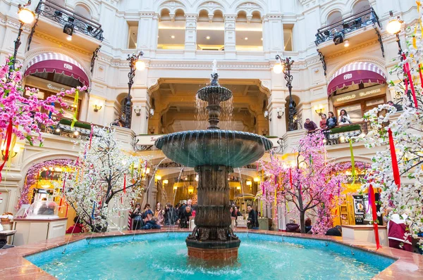 Fountain inside GUM (main universal store), people go shopping in Moscow. — Stock Photo, Image