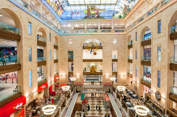 Moskova, Rusya-Mart 23, 2017: Detsky Mir (çocuk Dünya) mağazası, insanlar alışveriş 23 Şubat 2017 Moskova, Rusya.