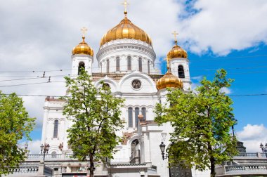 Moskova, Rusya-Mayıs 28, 2017: Katedral Mesih'in Savior öğle sırasında. Moskova Nehri, bir kaç yüz metre güneybatısında Kremlin'in kuzey kıyısında yer alır.