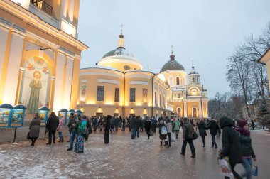 Moskova-Ocak 05: Pokrovsky Manastırı ışıklı ve hacılar Ocak'ta dolu 05,2018. Şefaat (Pokrovsky) Manastırı ünlü Moskova Matrona kalıntıları.