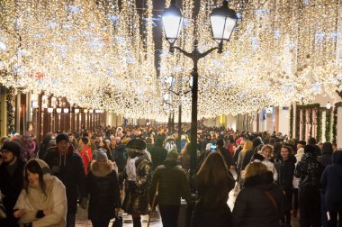 Moskova-Ocak 07, 2018: Ilyinskaya sokak yerli halk ve turistler Ocak üzerinde Noel anda dolu. Ilyinka Moscows büyük bankacılık 1917 Devrimi kadar sokak eskiden. 