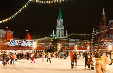 Moskova, Rusya-Ocak 07: Buz pateni halka Moskova Kremlin görünür mesafe Ocak'ta Noel zamanı sırasında Kızıl Meydan üzerinde insanlarla dolu 07,2018, Moskova.