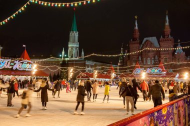 Moskova, Rusya-Ocak 07: Buz pateni halka devlet Tarih Müzesi görünür mesafe Ocak'ta Noel zamanı sırasında Kızıl Meydan üzerinde insanlarla dolu 07,2018, Moskova.
