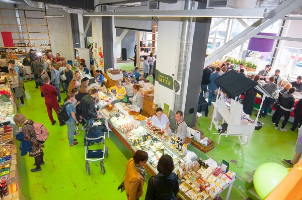 Moscow Russia May 2017 Cheese Market Full People One Flacon — Stock Photo, Image